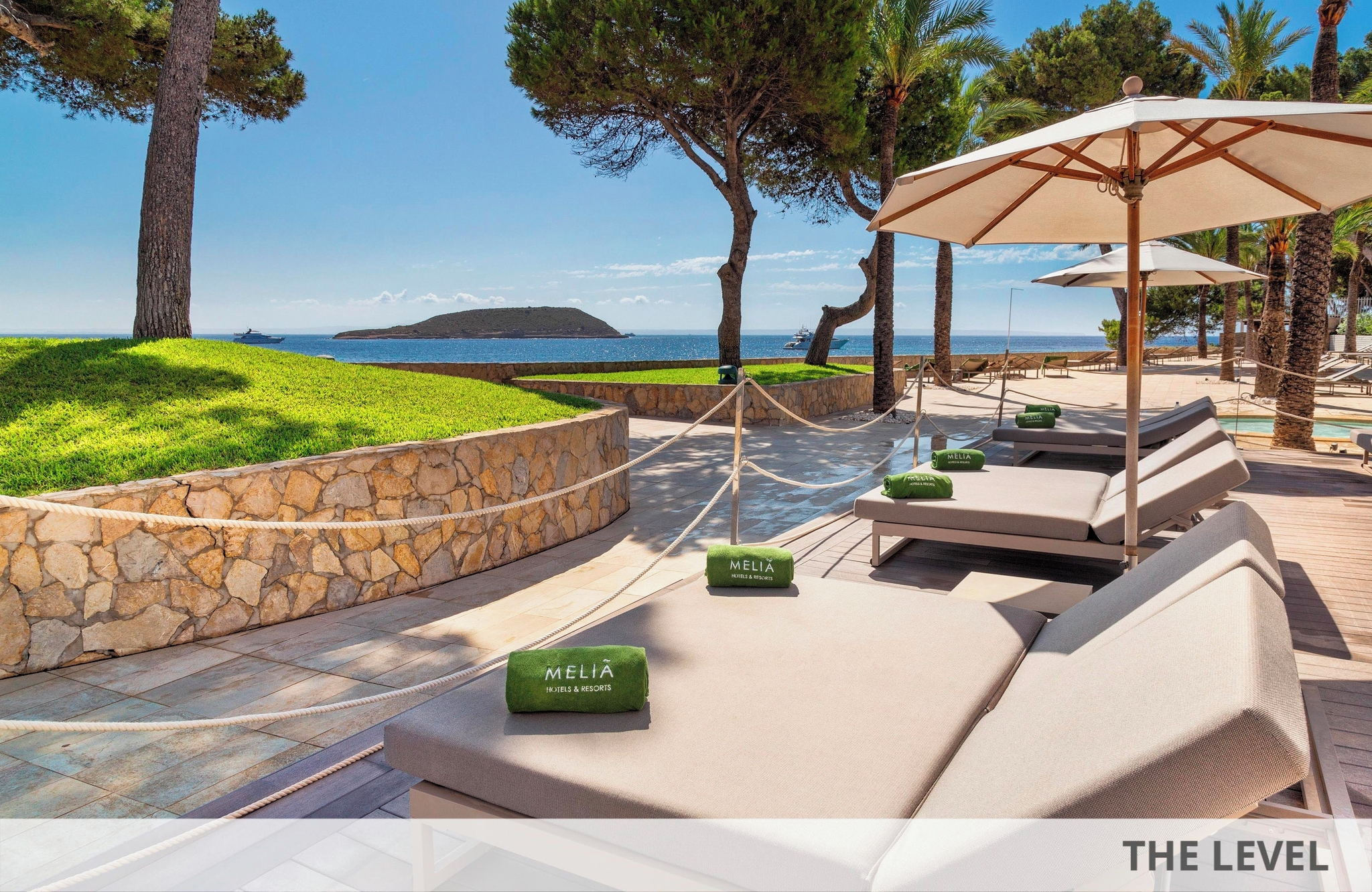 //www.jet2holidays.com/-/media/assets/product images - custom overview groups/pmi/melia/pmi_70617_melia_south_beach_1025_03_689x448.jpg